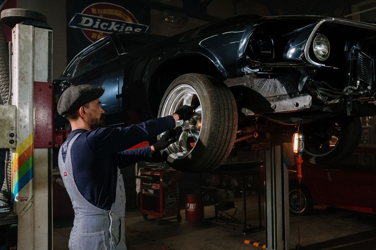 Checking under the bonnet during a diagnostic inspection