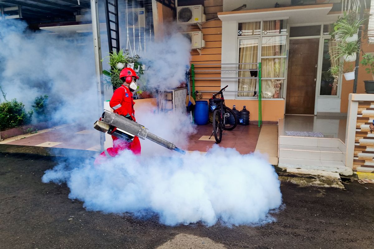 Pest control specialist treating the exterior perimeter of a house