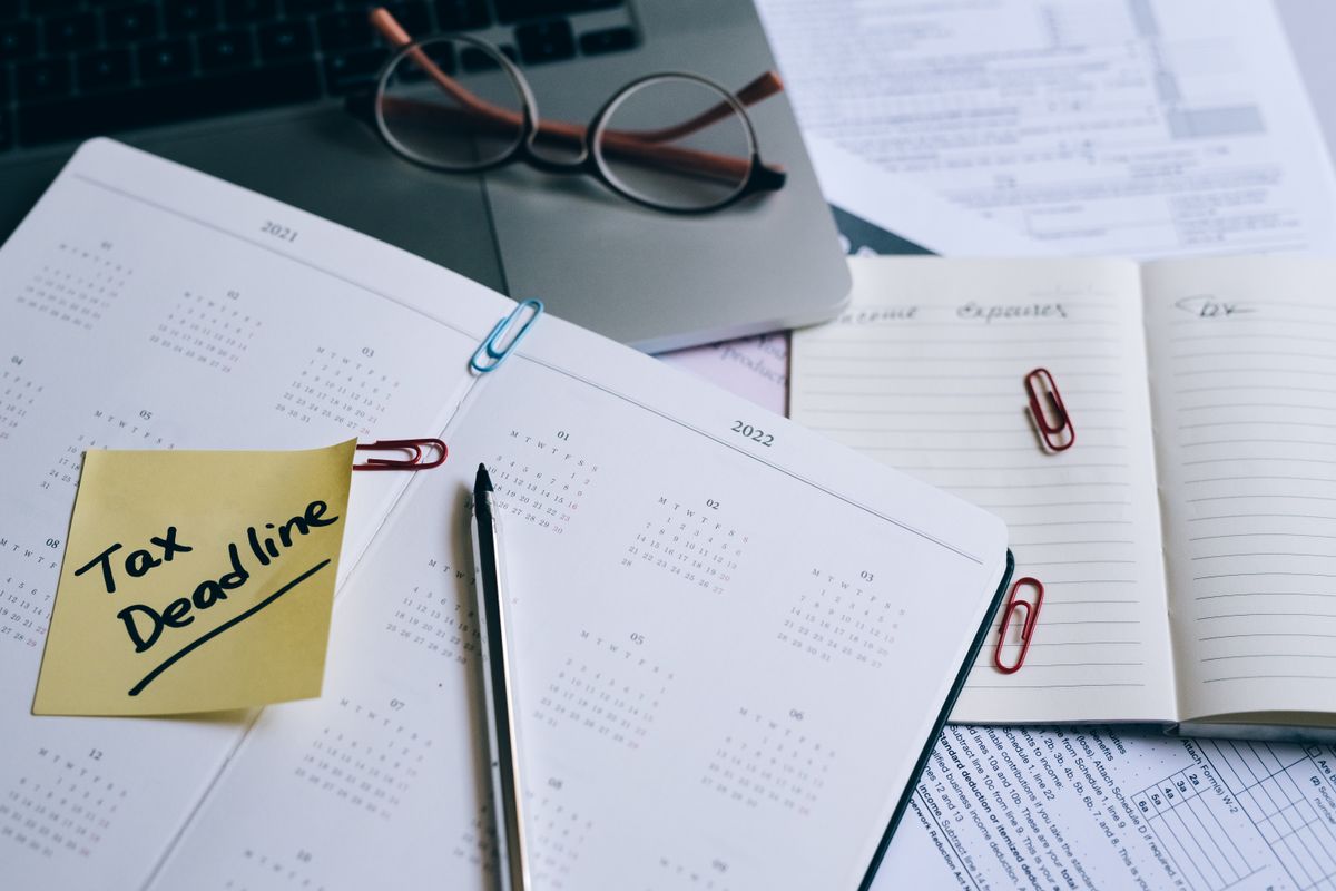Planner with a sticky note reminder for following up on a credit bureau investigation