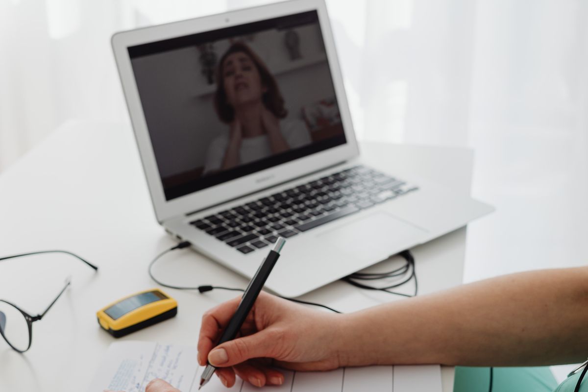 Taking notes during a consultation call to screen a credit repair company